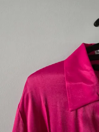 Vestido camisero fuscia con cinturón. Puesto una v