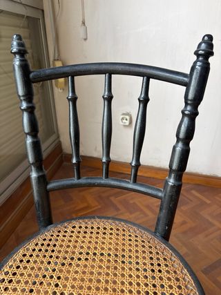 Silla antigua de anea y madera negra