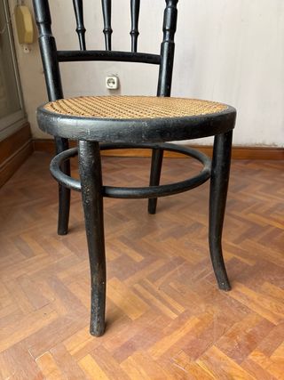 Silla antigua de anea y madera negra