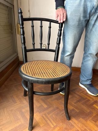 Silla antigua de anea y madera negra
