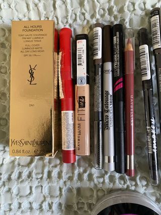 Lote de 51 piezas de maquillaje primeras marcas