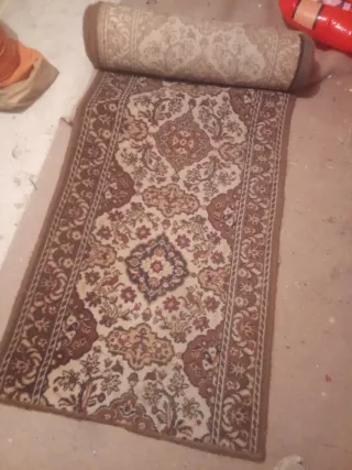 Alfombra larga beige y marrón