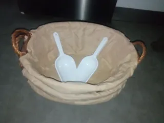 Cestas de mimbre y tela beige