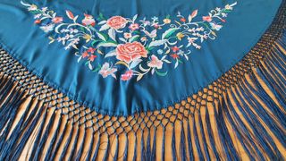 Mantoncillo de flamenca bordado