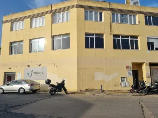 Local comercial con salas reuniones y oficinas