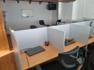 Local comercial con salas reuniones y oficinas