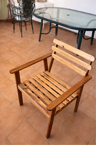 Sillón de jardín de madera recién restaurado