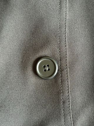 Abrigo desigual, largo,negro con bordados florales