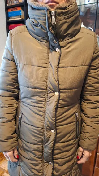 Abrigo impermeable con cuello desmontable