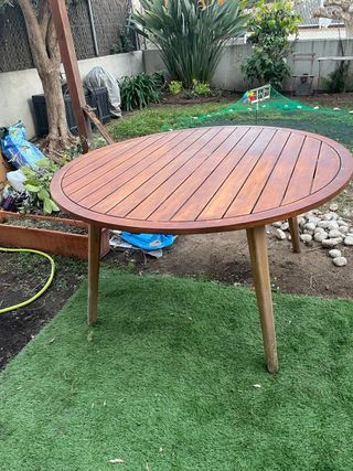 Mesa redonda de jardín de madera