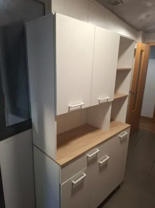 Mueble de cocina blanco y madera