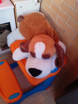 Peluche perro marrón y blanco