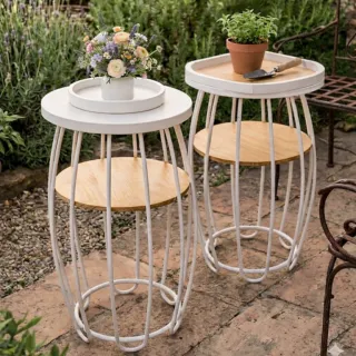 Conjunto de dos mesas altas perfectas para jardín.