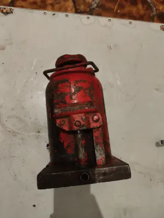 Gato hidráulico grande rojo