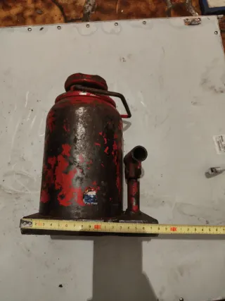 Gato hidráulico grande rojo