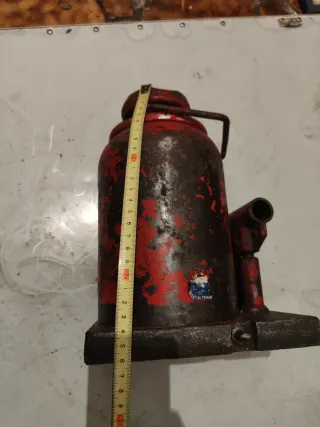 Gato hidráulico grande rojo