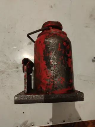 Gato hidráulico grande rojo