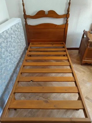 Conjunto 2 camas madera + mesilla