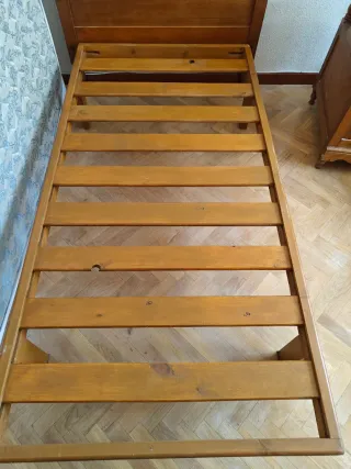 Conjunto 2 camas madera + mesilla
