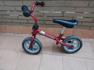 Bicicleta sin pedales roja