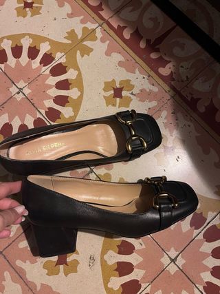 Mocasines tacón ALMA EN PENA negros hebilla dorada