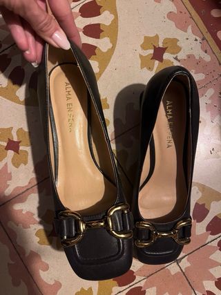 Mocasines tacón ALMA EN PENA negros hebilla dorada