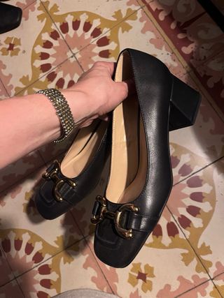 Mocasines tacón ALMA EN PENA negros hebilla dorada