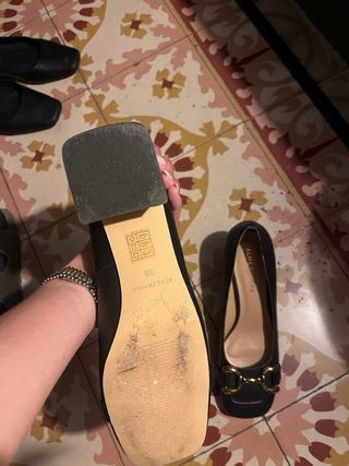 Mocasines tacón ALMA EN PENA negros hebilla dorada