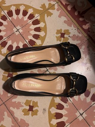 Mocasines tacón ALMA EN PENA negros hebilla dorada