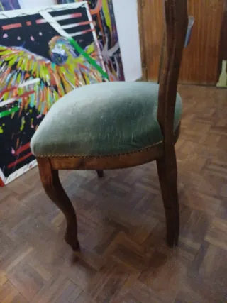Silla antigua de madera y terciopelo, muy robusta.