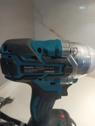 Taladro de impacto Makita con batería