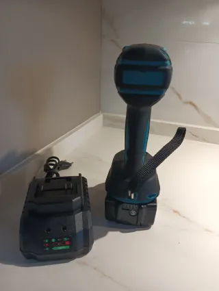Taladro de impacto Makita con batería