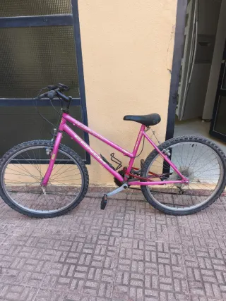 Bicicleta rosa infantil