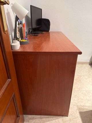 Escritorio de madera marrón