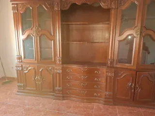 Mueble de salón de madera con vitrinas