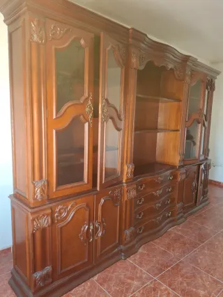 Mueble de salón de madera con vitrinas