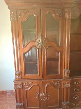 Mueble de salón de madera con vitrinas