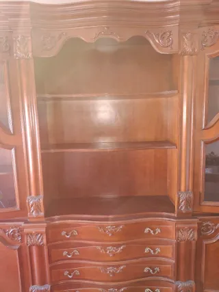Mueble de salón de madera con vitrinas