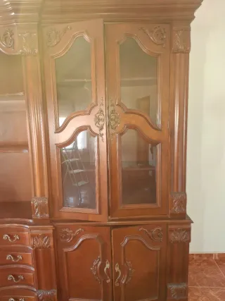 Mueble de salón de madera con vitrinas