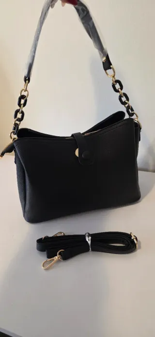 Bolso negro con cadena dorada