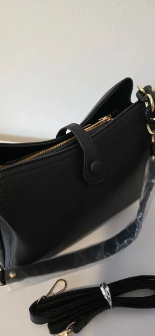 Bolso negro con cadena dorada