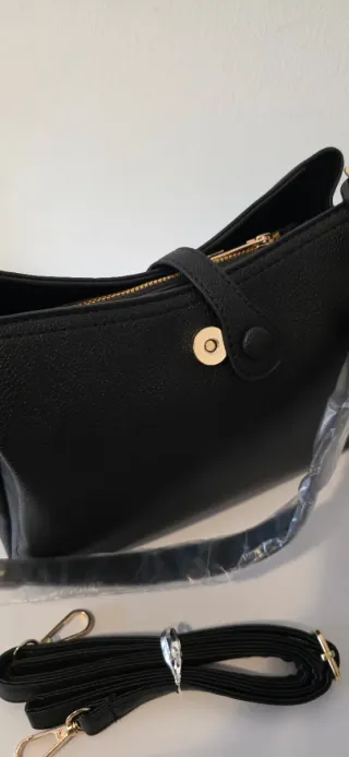 Bolso negro con cadena dorada