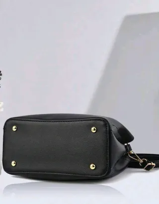 Bolso negro con cadena dorada