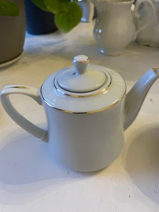 Juego de porcelana blanco y dorado