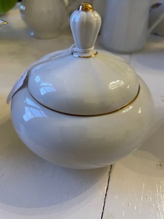 Juego de porcelana blanco y dorado