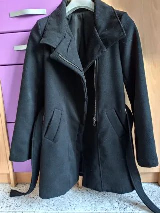 Abrigo negro con cremallera