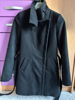 Abrigo negro con cremallera