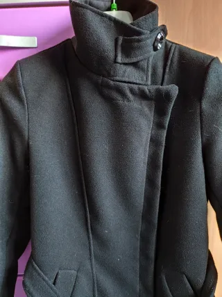 Abrigo negro con cremallera