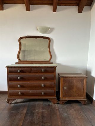 Conjunto de aparador y mesita de noche antiguos
