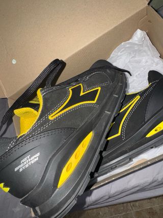 Calzado de seguridad Diadora negro y amarillo